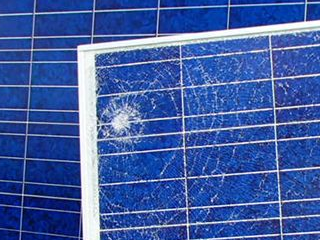 破損した太陽光パネル